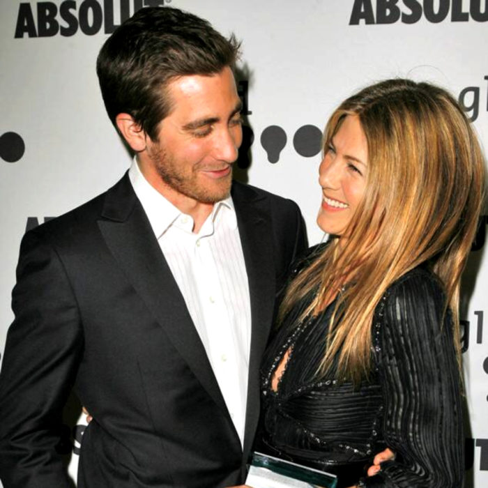 Jake Gyllenhaal mirando a otros famosos; Jennifer Aniston