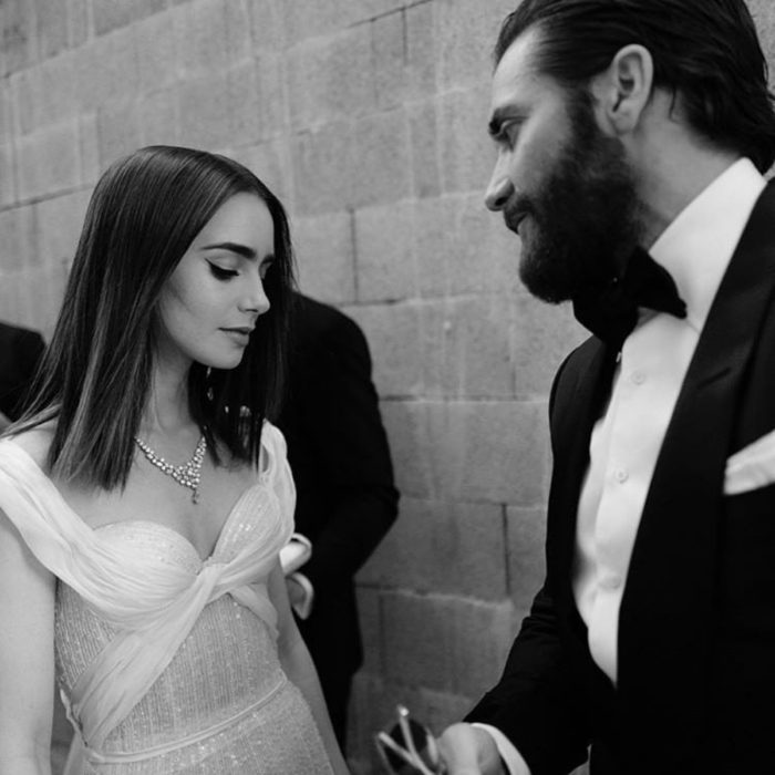 Jake Gyllenhaal mirando a otros famosos; Lily Collins