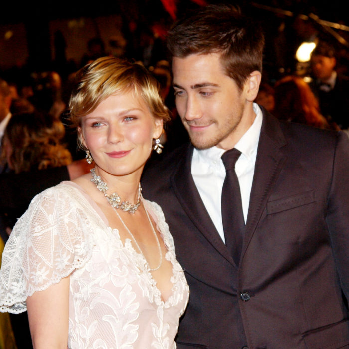 Jake Gyllenhaal mirando a otros famosos; Kirsten Dunst