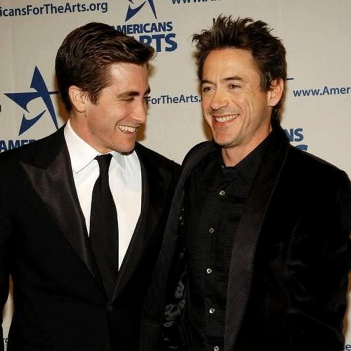 Jake Gyllenhaal mirando a otros famosos; Robert Downey Jr.
