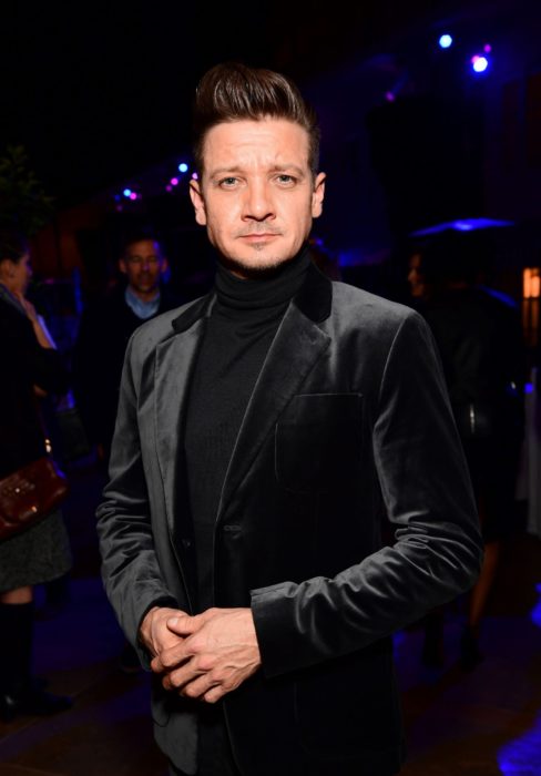 Jeremy Renner usando outfit negro