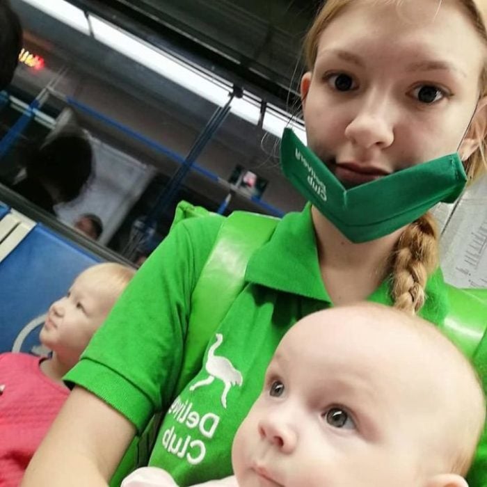 Lada Koroleva repartidora de comida con su bebé