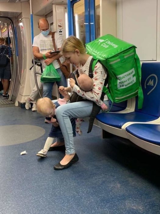 Lada Koroleva repartidora de comida con sus dos hijos en el metro de Moscú