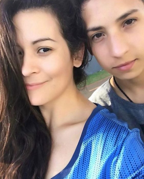 Chico junto a su madre tomando una selfie para celebrar que venció la leucemia