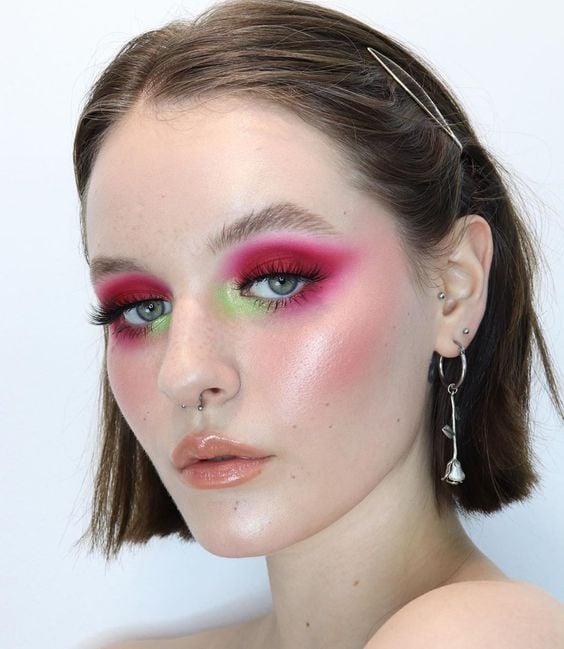 Chica blanca con melena corta y maquillaje de ojos rosa con verde y labial nude