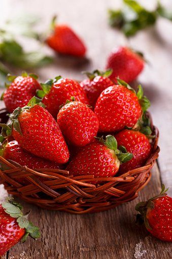 Canasta con fresas para mascarilla facial