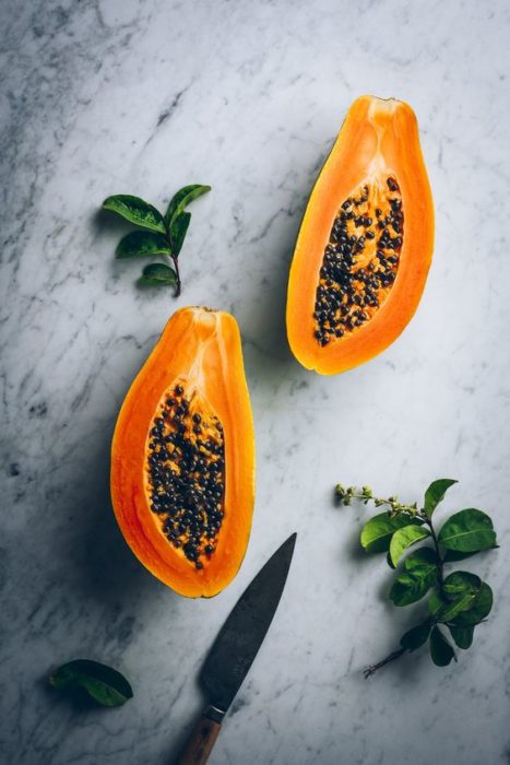 Papaya partida a la mitad para hacer mascarilla facial