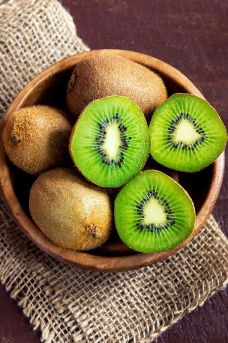 Cesta con kiwis partidos a la mitad para mascarilla facial