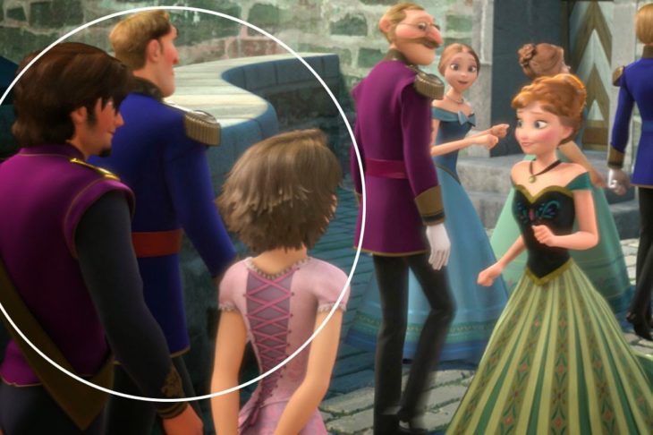 Personaje de Rapunzel y Flynn en un cameo de la película Frozen 