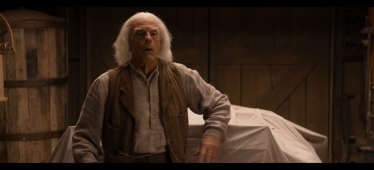 Dr. Emmet Brown en un cameo en la película un millón de millas en el oeste 