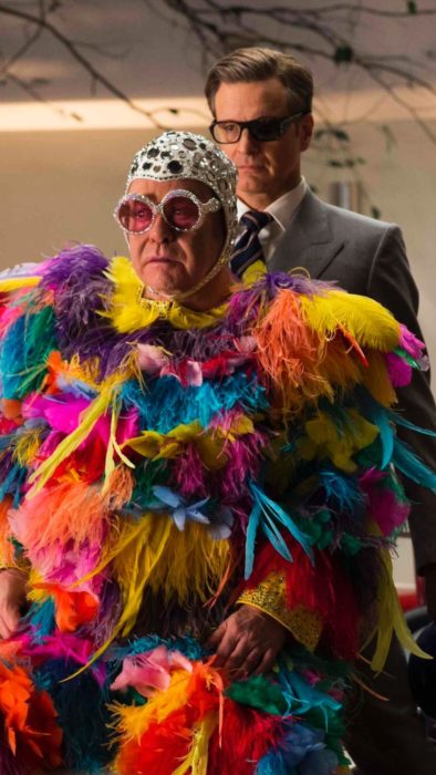 Elton John usando un traje llamativo