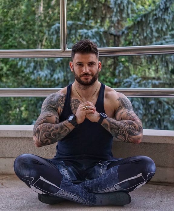 Stanislav Yanevski, Viktor Krum en Harry Potter, practicando yoga