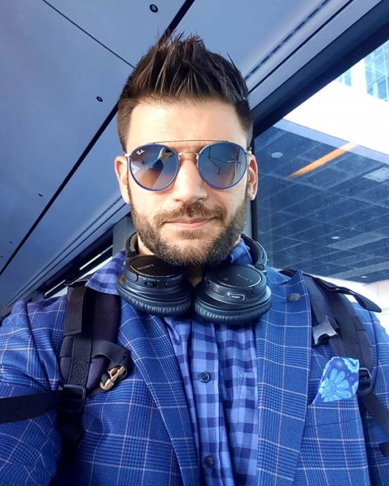 Stanislav Yanevski, Viktor Krum en Harry Potter, tomando una selfie mostrando su ropa azul