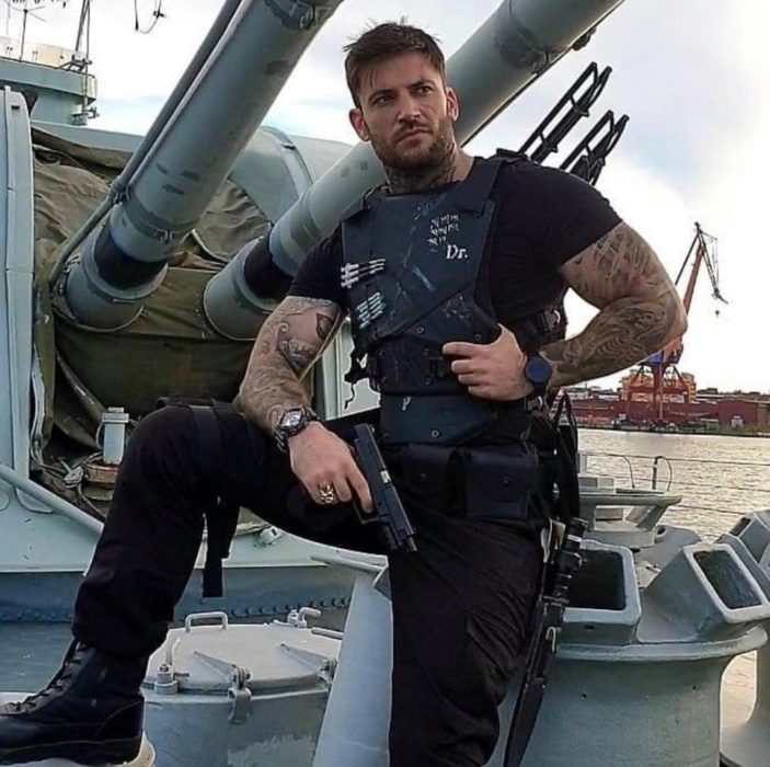 Stanislav Yanevski, Viktor Krum en Harry Potter, posando sobre un tanque de guerra ficticio para una película