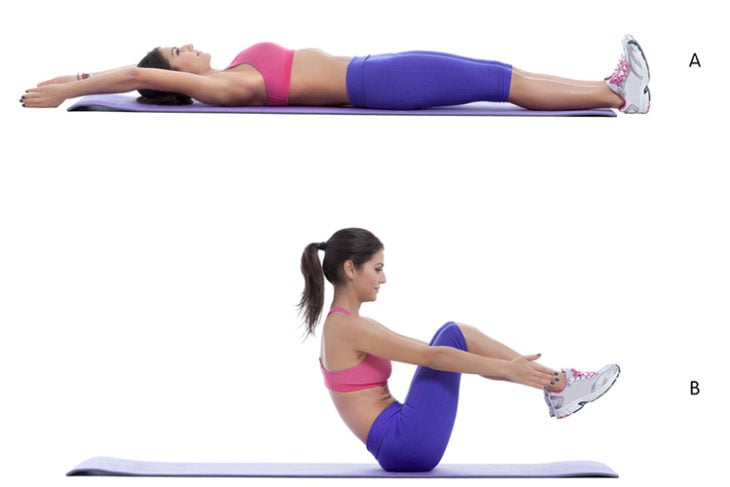Mujer con pants morado y top rosa hace ejercicios de abdomen en el piso