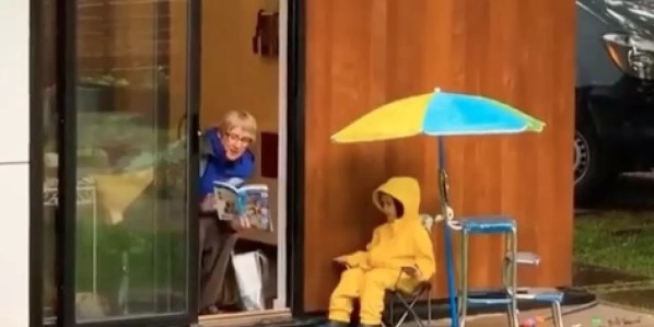 Abuelita lee cuentos a sus nietos durante la pandema