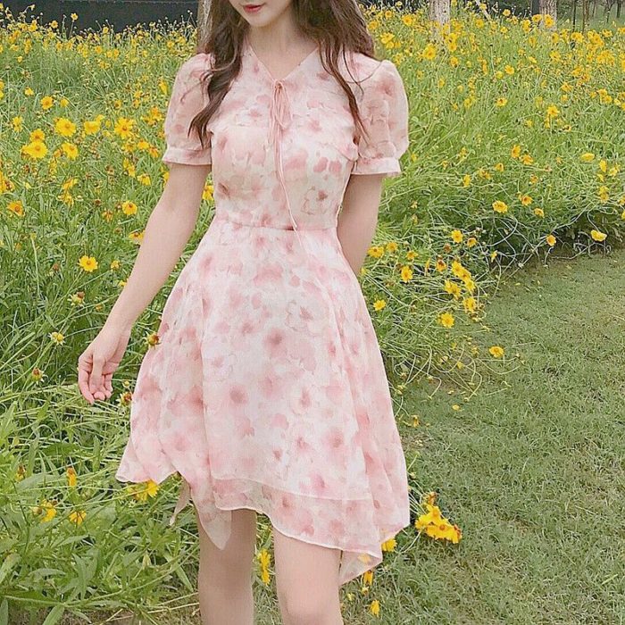 Chica usando outfit con detalles en baby pink en vestido con estampado de flores