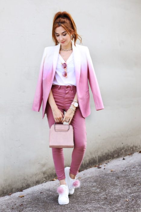 Chica usando outfit con detalles en baby pink en saco en degradado de blanco a rosa y jeans rosa palo