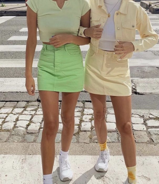 Chicas usando mini faldas y blusas en tonos verde y amarillo pastel