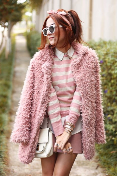 Chica usando outfit con detalles en baby pink en todo su look