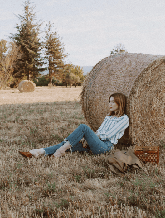 Chica usando outfit veraniego de jeans y camisa fresca