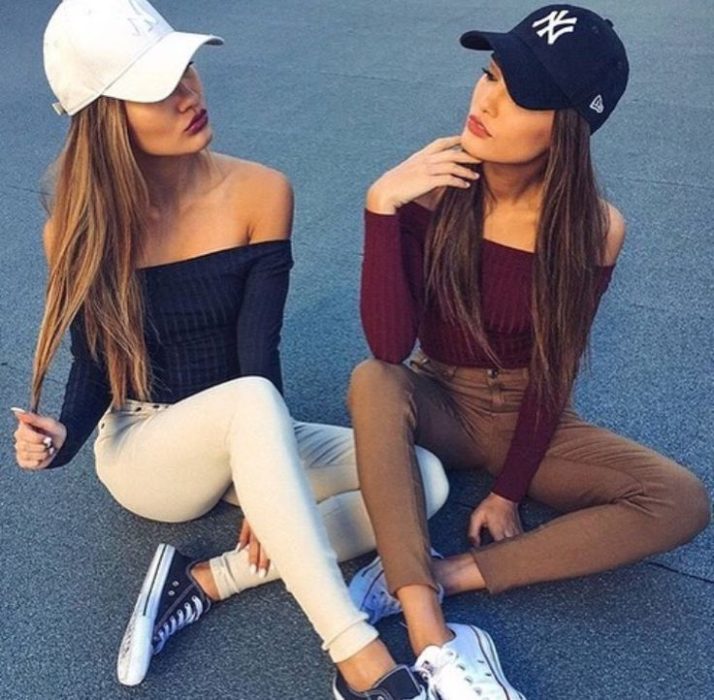 Chicas usando outfit similar y gorras