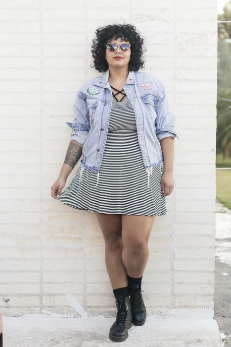 Chica plus size con vestido de rayas blanco con negro y chamarra de mezclilla