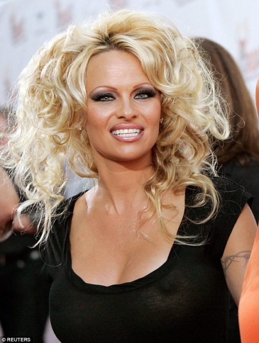 Pamela Anderson con extensiones de cabello