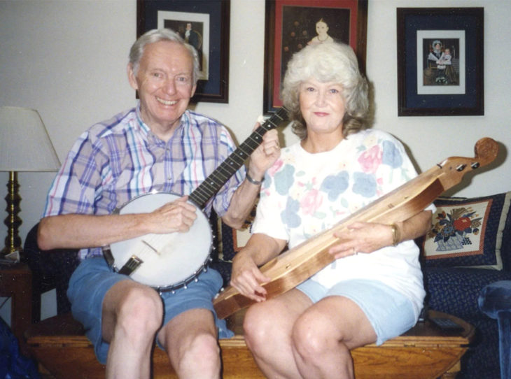 Sam y Joanne Reck; pareja de viejitos tocando el banjo