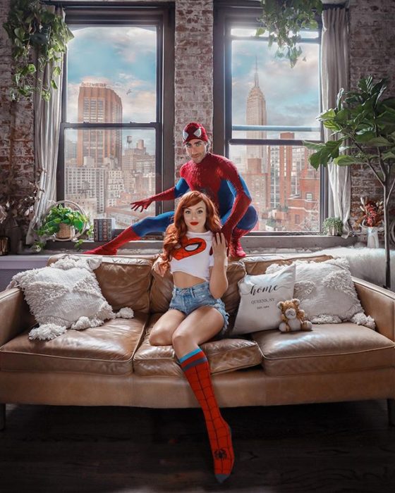 Pareja recreando escena del cómic Spider-Man, con Peter Parke y Mary Jean sentados en un sofá 