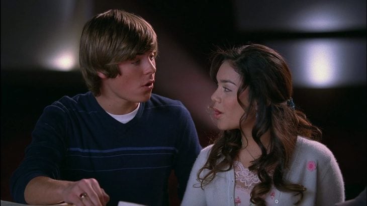 Vanessa Hudgens y Zac Efron durante una escena de la película High School musical 