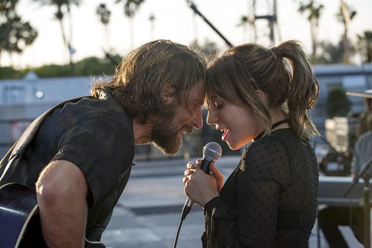 Lady Gaga y Bradley Cooper cantando juntos durante una escena de la película A star is a born