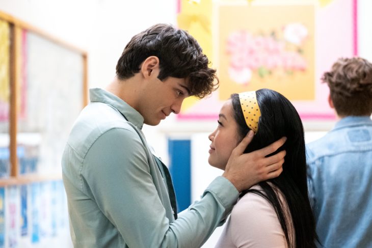 Lana Condor y Noah Centineo mirandose fijamente durante la escena de la película A todos los chicos de los que me enamoré 