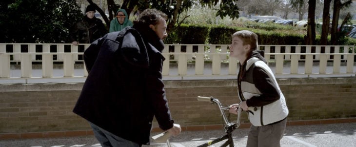 Escena de la película El País del miedo en la que se puede observar como un hombre está confrontando a un niño 