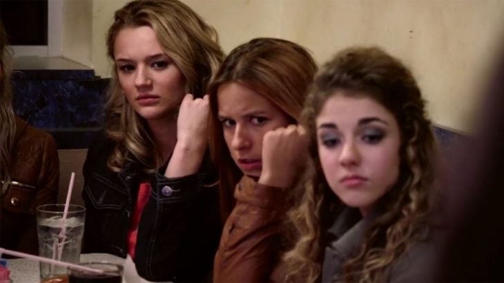 Escena de la película A girl like her en la que se muestra a un grupo de chicas sentadas y observando a otras 