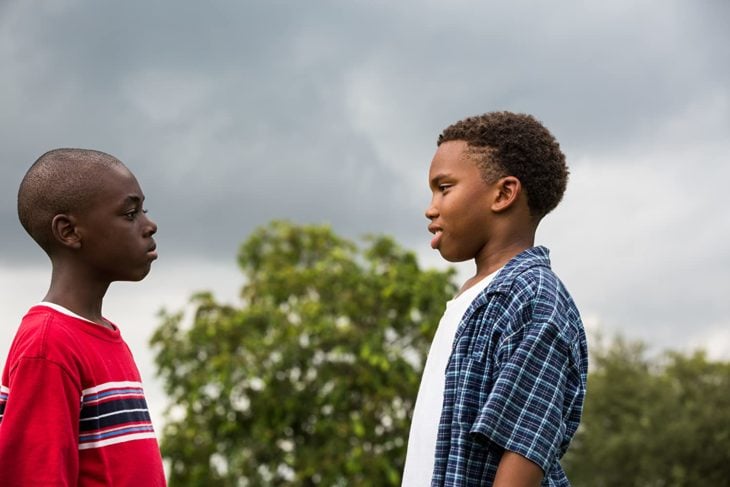 Escena de la película Moonlight  en la que se muestra a dos chicos conversando frente a frente 