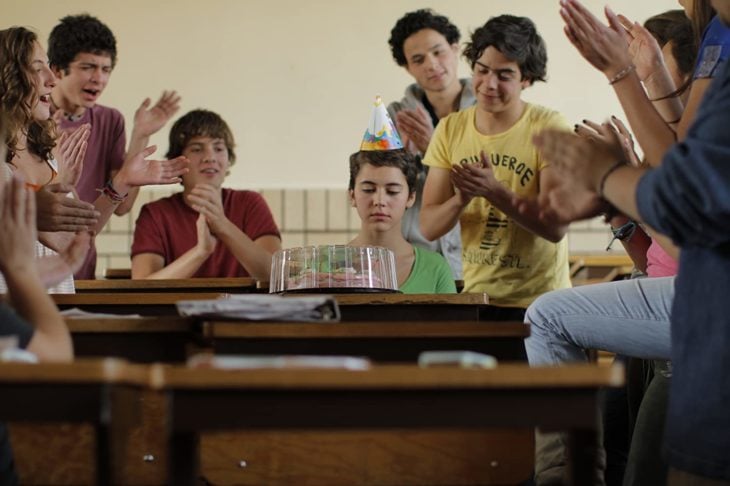 Escena de la película Después de Lucía en la que se muestra a una chica en la escuela festejando su cumpleaños junto a sus compañeros 