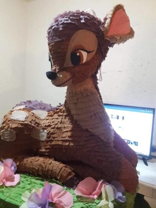 Piñata de Bambi sentado 