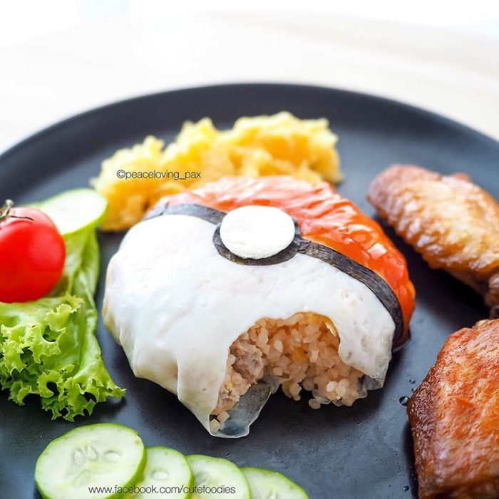 Platillo de comida inspirado en una pokébola