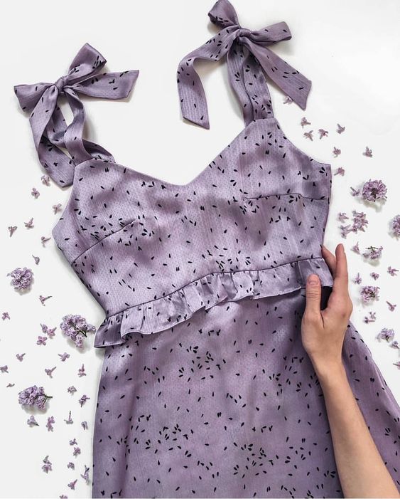 Vestido de satín morado con moños en los tirantes