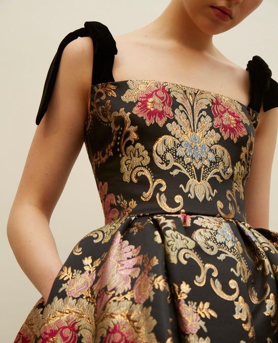 Chica con vestido estilo rococo con tirantes negros a moños