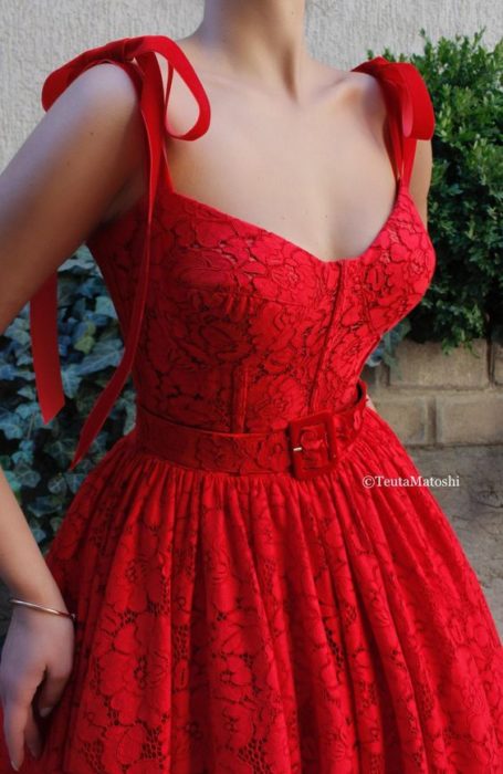 Vestido rojo de encaje con tirantes a moños