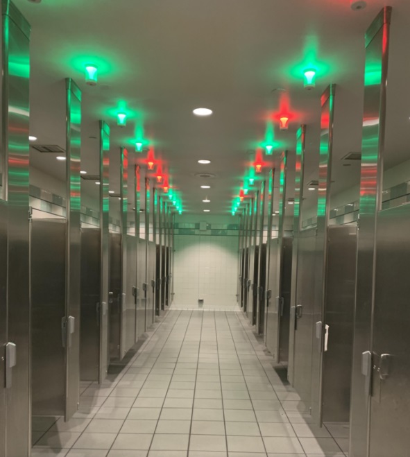 Baños de aeropuerto con luces que indican cual está desocupado