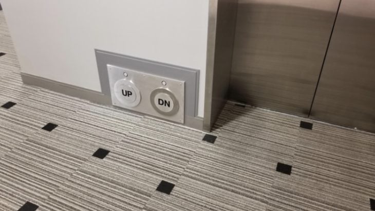 Botones de ascensor en el piso 