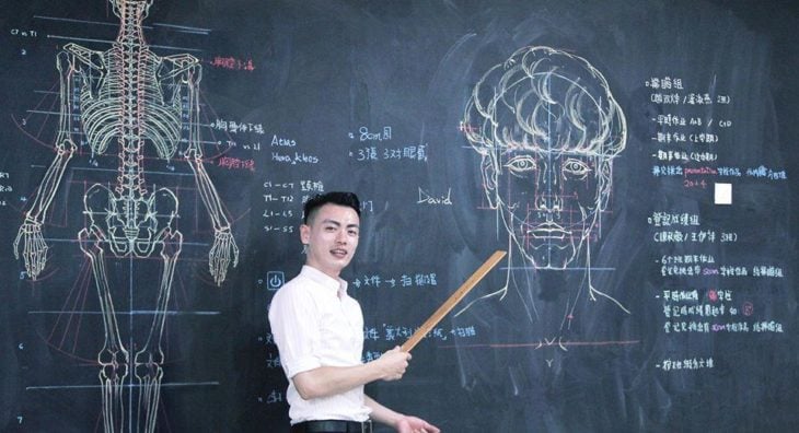 Chuan-Bin Chung, ilustrador y profesor de anatomía, dibujando un rostro humano en la pizarra