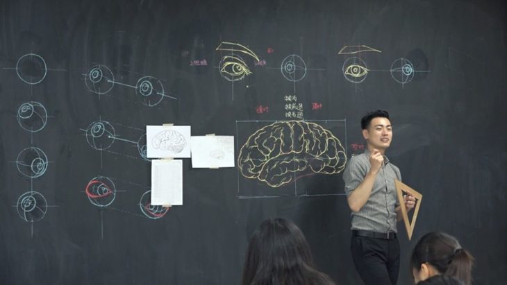 Chuan-Bin Chung, ilustrador y profesor de anatomía, dibujando un cerebro humano en una pizarra