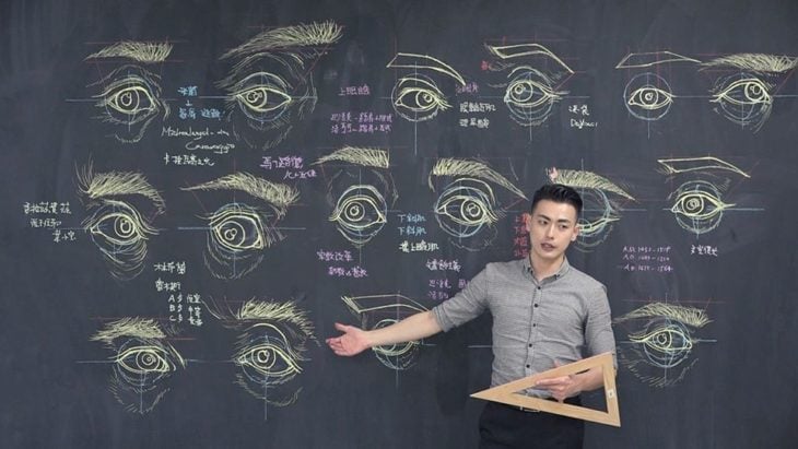 Chuan-Bin Chung, ilustrador y profesor de anatomía, dibujando un ojo humano en la pizarra