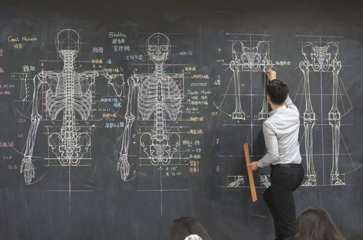 Chuan-Bin Chung, ilustrador y profesor de anatomía, dibujando un esqueleto humano