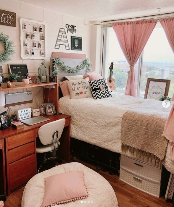 Organización de habitación pequeña con estilo de colores madera, rosa y blanco