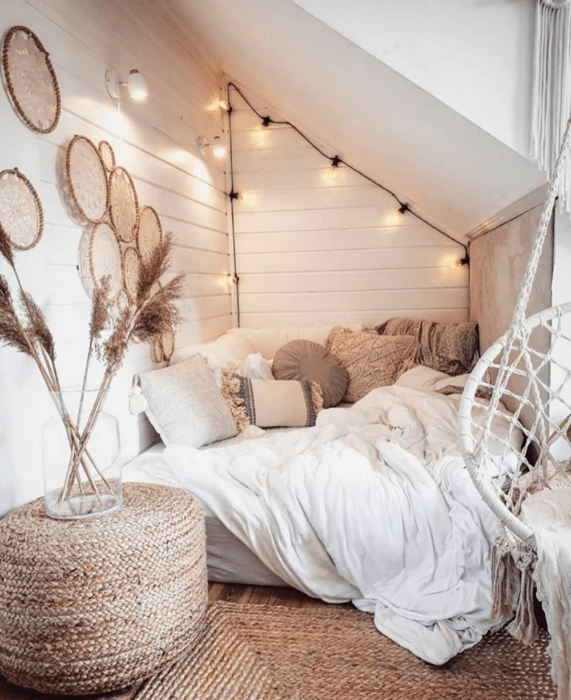 Organización de habitación pequeña con estilo de colores blanco y luces en el techo